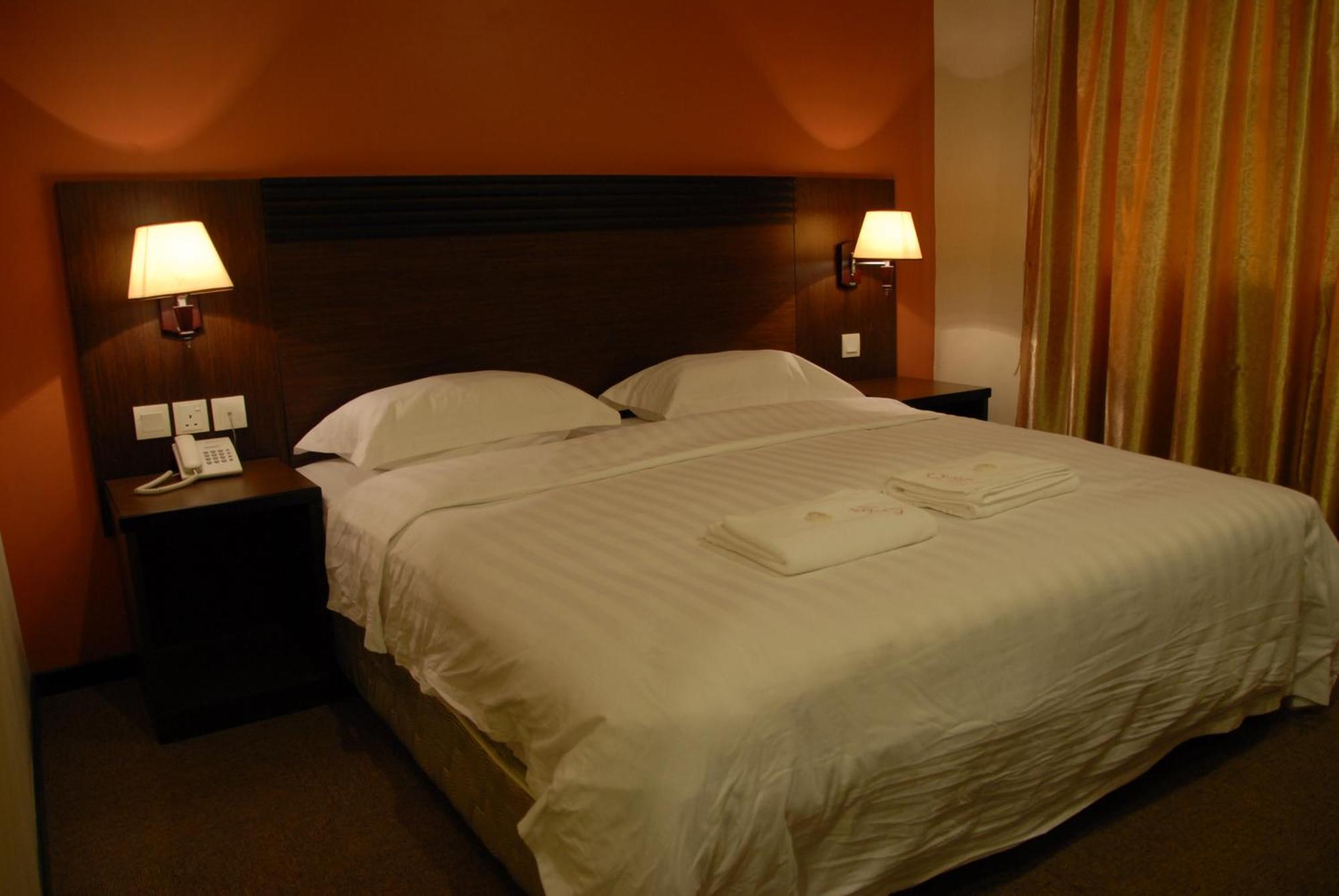 Queen Hotel Keningau Buitenkant foto